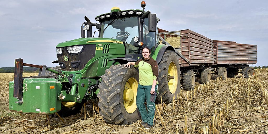 Das ist nicht zu übersehen: Celine Kamieth liebt ihre Arbeit als Landwirtin und Traktoristin. Während der Maisernte fuhr sie den John Deer-Traktor mit zwei großen HW 80.