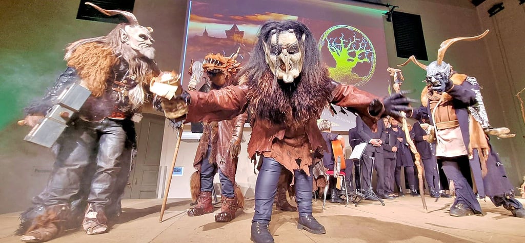 Bei der Buchpräsentation im Fürstlichen Marstall in Wernigerode waren auch Hexen und mystische Wesen aus der Harzer Sagenwelt dabei – so wie die Gruppe Schattenwelt Südharz.