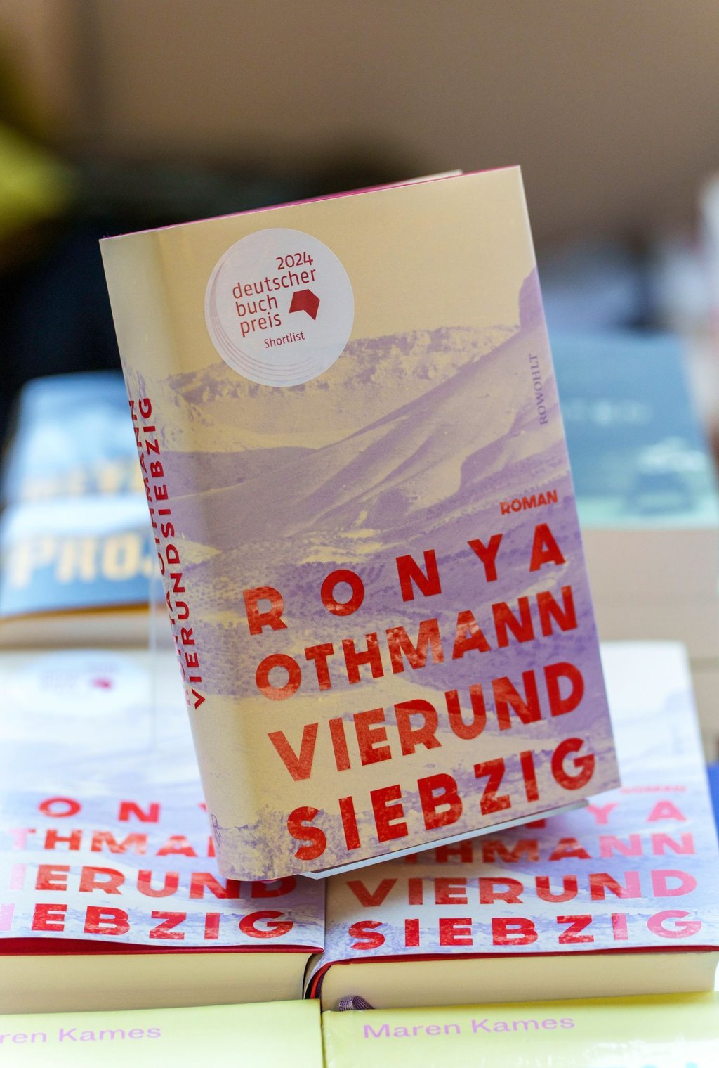Das Buch „Vierundsiebzig“ von Ronya Othmann steht auf der Shortlist für den Deutschen Buchpreis. (Archivbild)