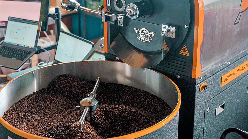 Kaffee aus Wernigerode im Harz: Das Team vom Café Luma´z hat gerade mit der Röstung begonnen.