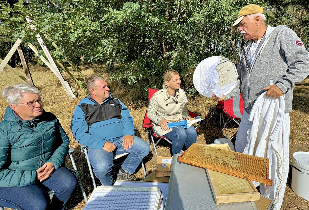 Das Imkern im Volkshochschulkurs lernen – das machte in diesem Jahr Imker Burghardt Kuntze möglich.