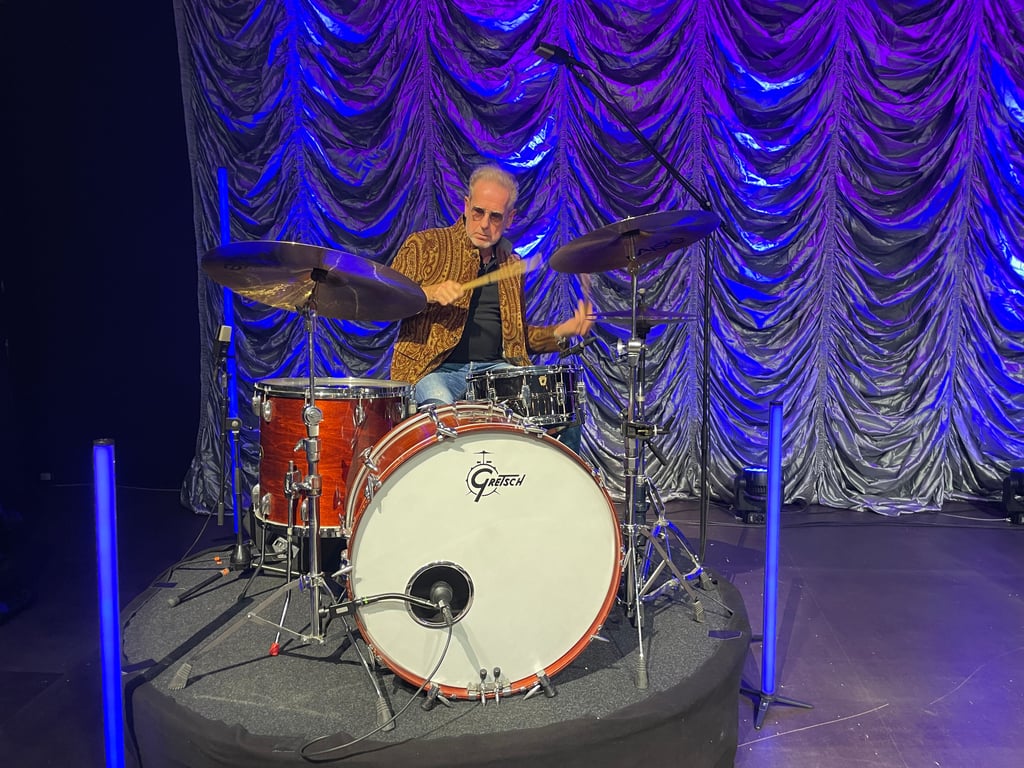 Sitzt seit  50 Jahren an der „Schießbude“ für zwei prominente Rockstars: Bertram Engel trommelt für Udo Lindenberg und Peter Maffay. 