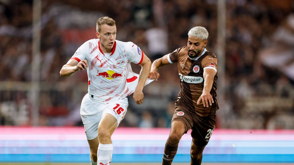 Lukas Klostermann (l.) im Bundesliga-Spiel gegen den FC St. Pauli.