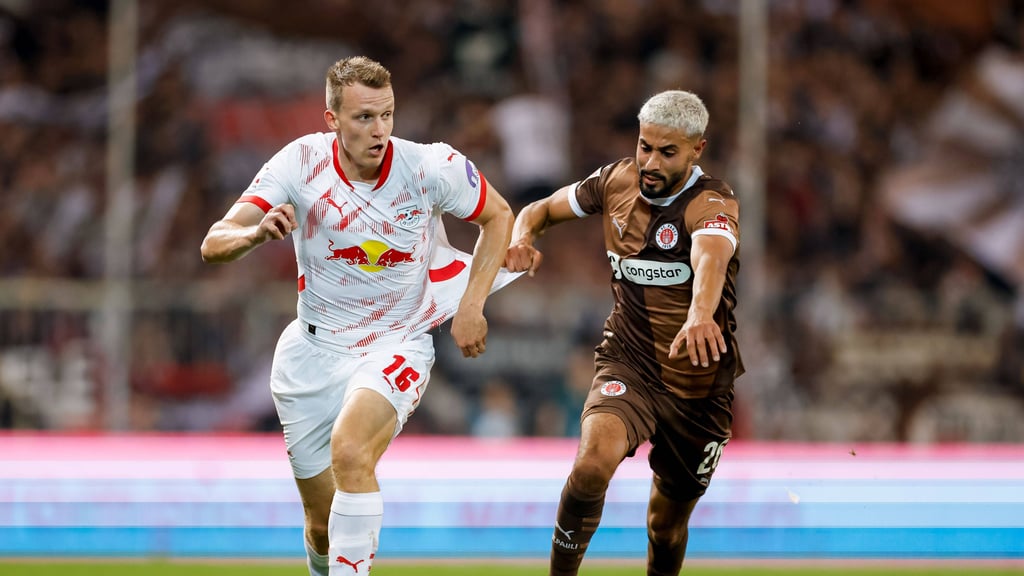 Lukas Klostermann (l.) im Bundesliga-Spiel gegen den FC St. Pauli.