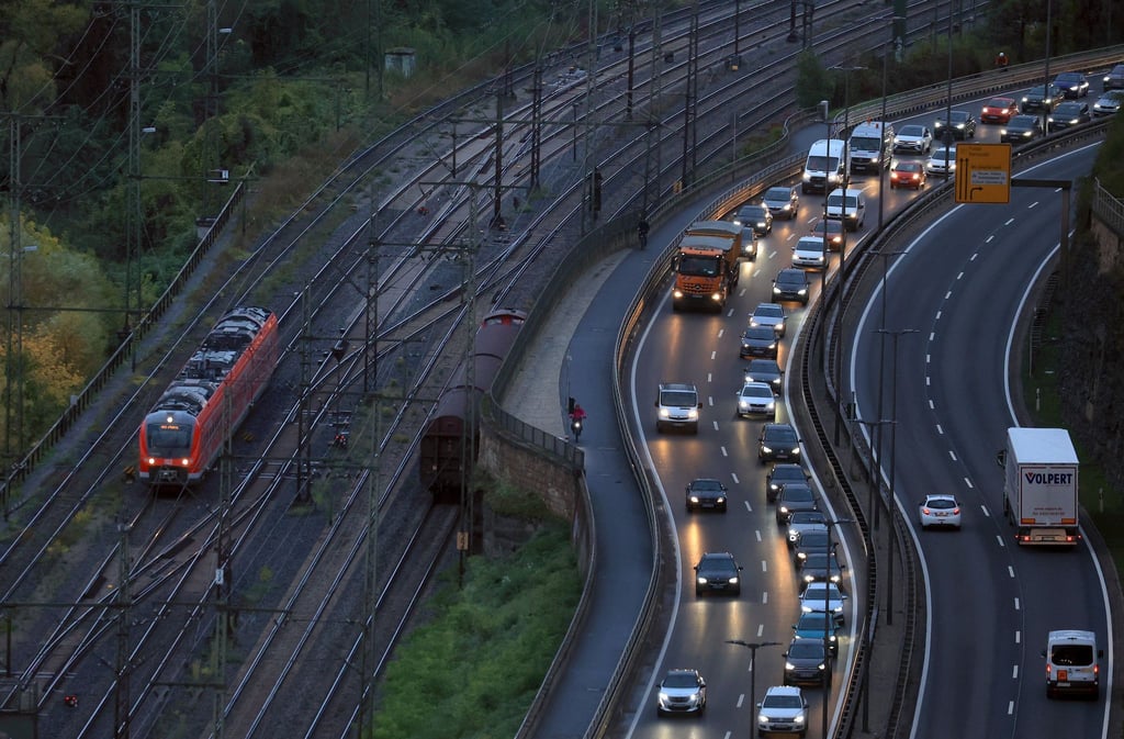 Für die Sanierung maroder Straßen, Schienen und Brücken schlagen die Verkehrsminister der Länder ein milliardenschweres Sondervermögen vor. (Archivbild)