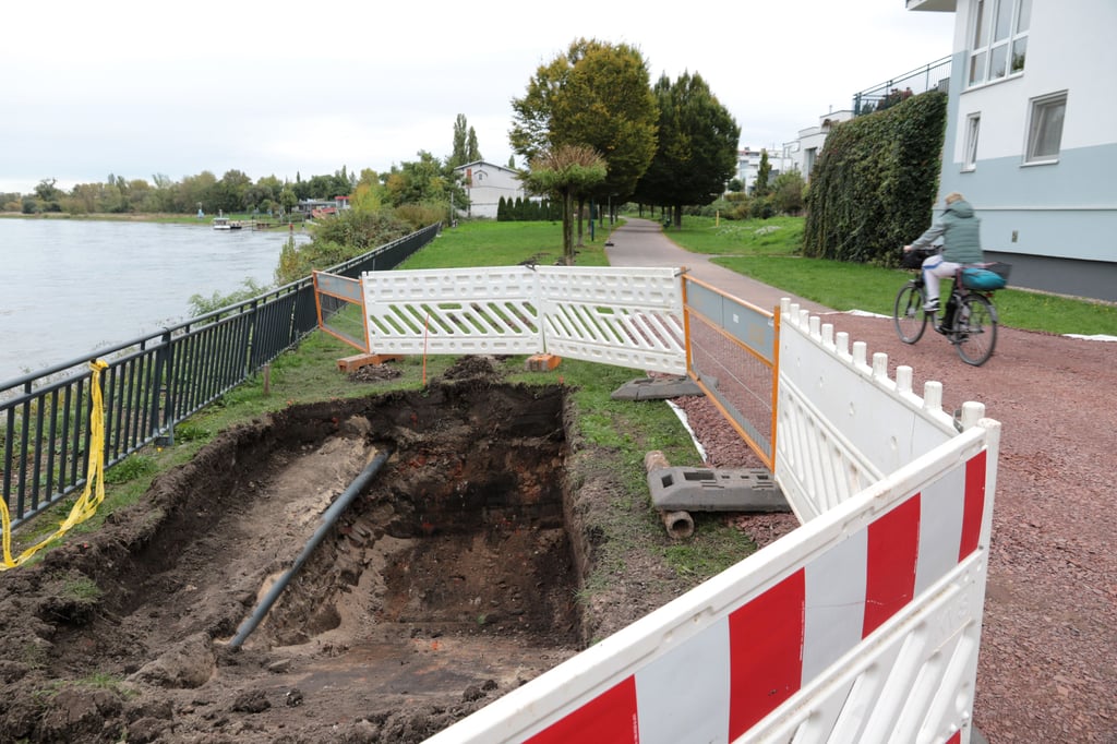 Auf dem Grünstreifen ist eine Baugrube geöffnet worden. 