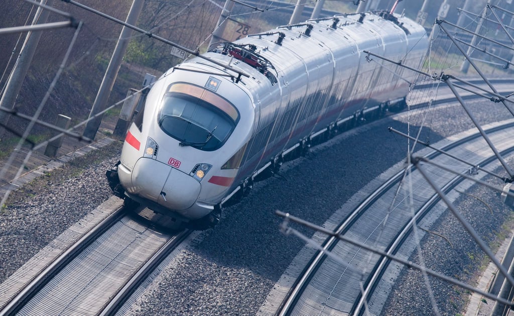 Ein neuer ICE fährt ab Dezember direkt von Bremen nach Berlin. (Archivbild)