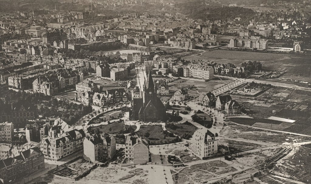 Noch fast unbebaut präsentiert sich der Rathenauplatz mit der Pauluskirche, die am 9. September 1903 eingeweiht wurde.