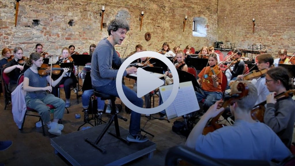 Dirigent Alexander Ramm zieht mit seiner lebendigen Art die Jugendlichen des Sinfonischen Musikschulorchesters Sachsen-Anhalt in seinen Bann.