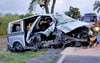 Der Transporter fuhr zwischen Löberitz und Wadendorf gegen die Leitplanke und krachte dann gegen einen Baum.  