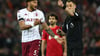 Schiedsrichter Stuart Attwell (r), hier bei einem Spiel zwischen dem FC Liverpool und Aston Villa mit Villa-Profi Tyrone Mings, wurde von Nottingham Forest kritisiert.