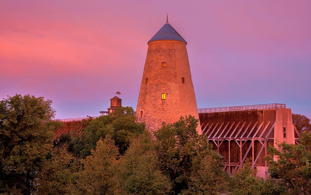 Die Sonnenuntergang am Soleturm in Bad Salzelmen. Ähnlich schöne Bilder werden gewünscht.