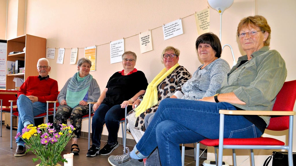 Christian Nels, Gabriele Sanetra, Birgit Engerer, Ursula Stahl, Angela Strohbach und Margrit Taeger (v. l.) engagieren sich ehrenamtlich im ambulanten Hospizdienst der Malteser in Zerbst. Regelmäßig treffen sie sich zur Fallbesprechung.