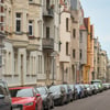 Straßenzug mit prachtvollen Hausfassaden aus der Gründerzeit in Halle: Vielen Hausbesitzern droht bei der Grundsteuer eine böse Überraschung.