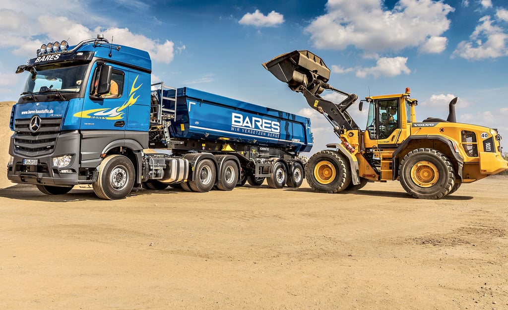 Ein Lkw von Bares wird mit Schüttgut beladen.