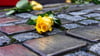 Nach dem Diebstahl aller zehn "Stolpersteine" in der Stadt Zeitz sind bereits Tausende Euro Spenden geflossen. (Archivbild)