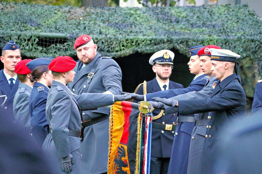 Soldaten beim Gelöbnis im Schlosspark Möckern.
