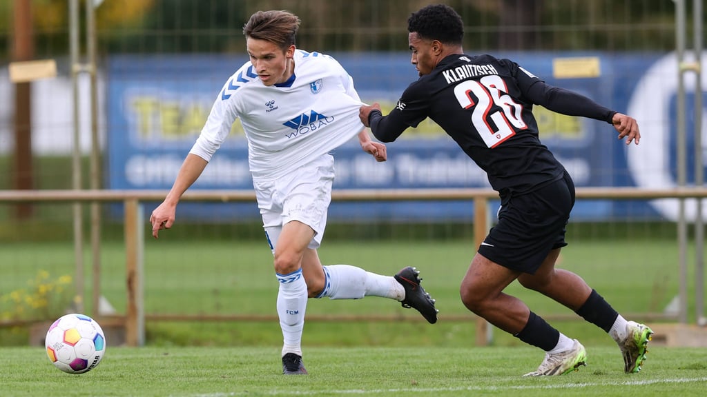 Magdeburgs Albert Millgramm ist in dieser Szene gegen Viktoria Berlin nur durch ein Foul zu stoppen.
