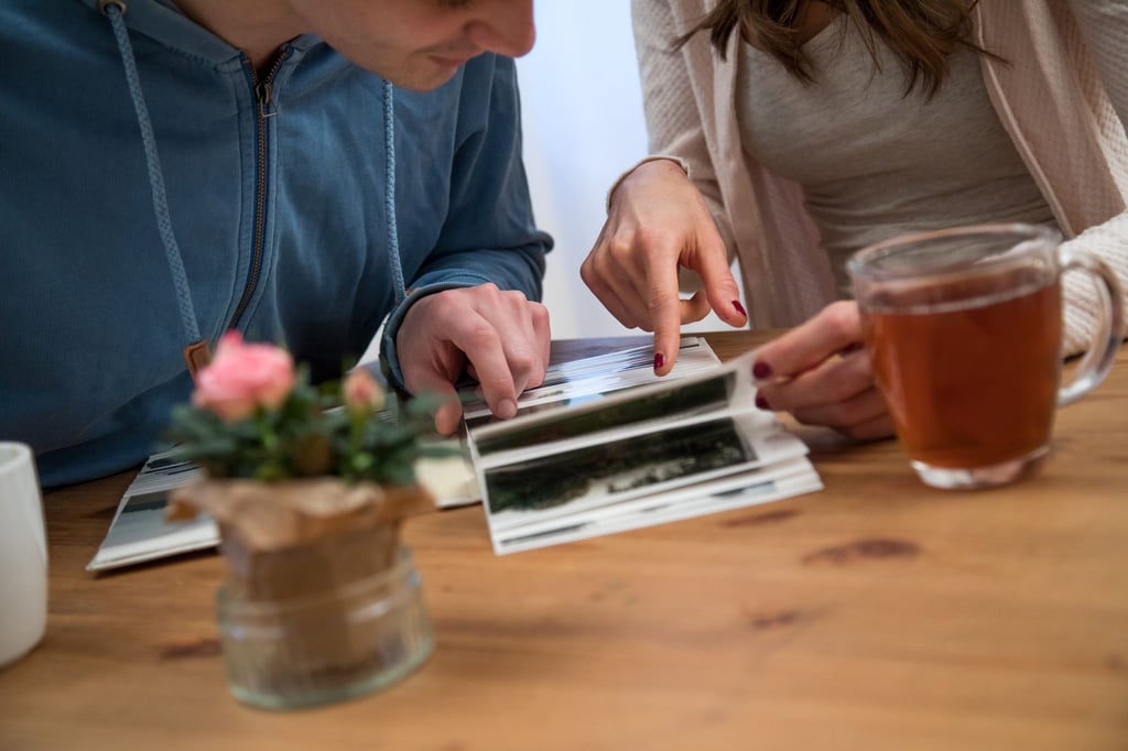 Bevor es zu spät ist, kann man mit den alten Eltern noch mal Fotosammlungen durchgehen und währenddessen offene Fragen und Unausgesprochenes klären.