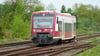 Ein Schienenbus der Linie RB73 der Hanseatischen Eisenbahn GmbH (Hans) fährt in Richtung des Bahnhofs. (Archivbild)