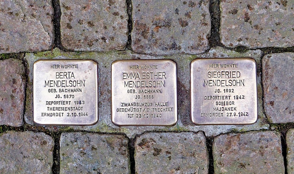 Die gestohlenen Stolpersteine in der Kramerstraße 5/6 in Zeitz erinnerten an Bertha, Emma Esther und Siegfried Mendelsohn.