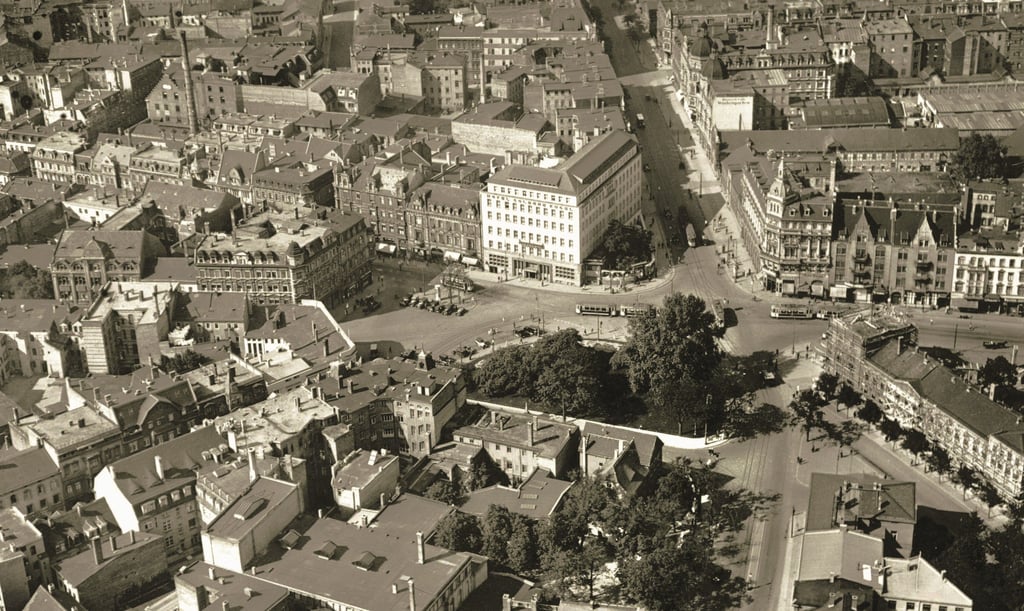 Die Luftaufnahme des Riebeckplatzes zeigt die Hotels „Goldene Kugel“ und „Europa“ noch vor der Zerstörung durch den Bombenangriff vom 31. März 1945.