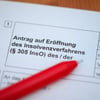 Ein Kugelschreiber liegt auf einem Antrag zur Eröffnung eines Insolvenzverfahrens.