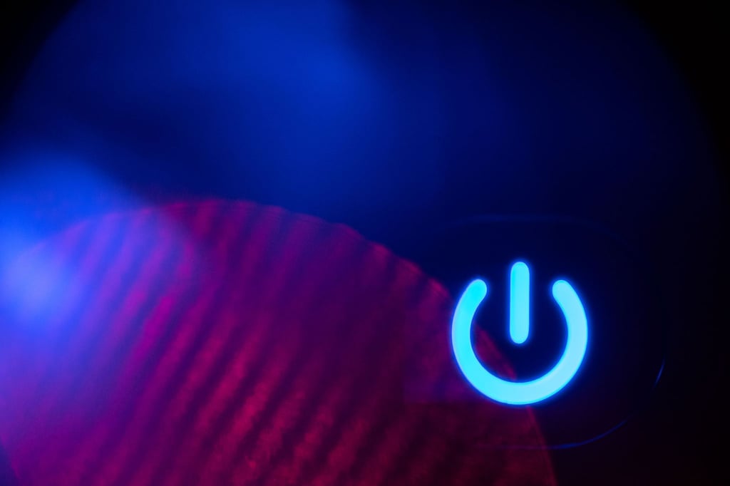 Richtiges Ausschalten von Elektrogeräten spart Strom: Mit kleinen Maßnahmen wie abschaltbaren Steckdosenleisten lassen sich bis zu 165 Euro jährlich einsparen.
