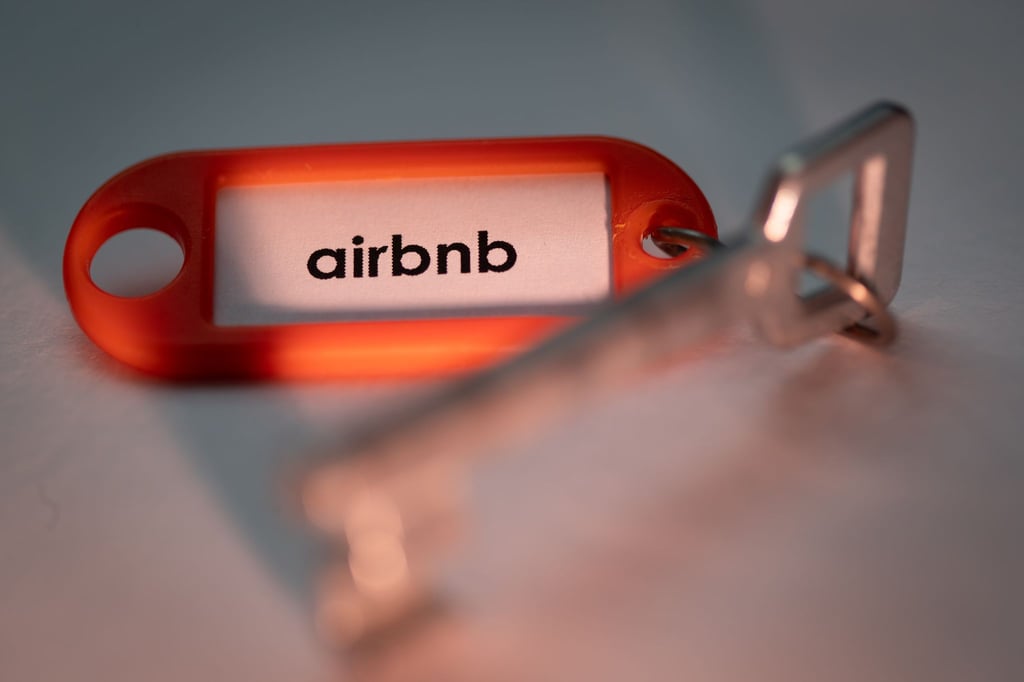 Achtung vor Betrugsversuchen bei Airbnb-Buchungen: Wenn eine Unterkunft Kontakt per E-Mail verlangt, handelt es sich oft um eine Betrugsmasche.