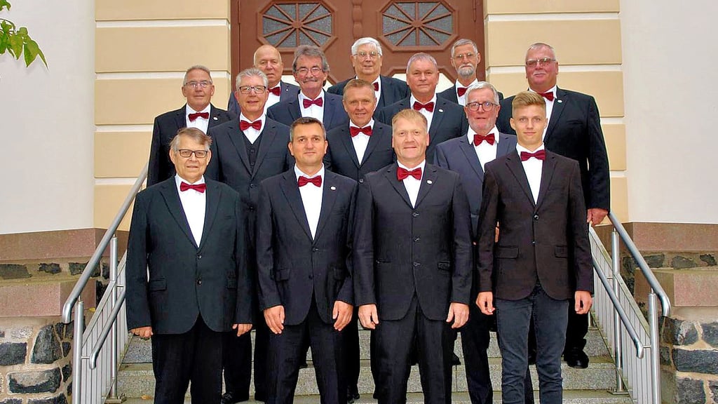 Der Männerchor Wippra mit seinem Leiter Martin Stephan (erste Reihe links) vor der Angerschule, wo jeden Freitag geprobt wird.