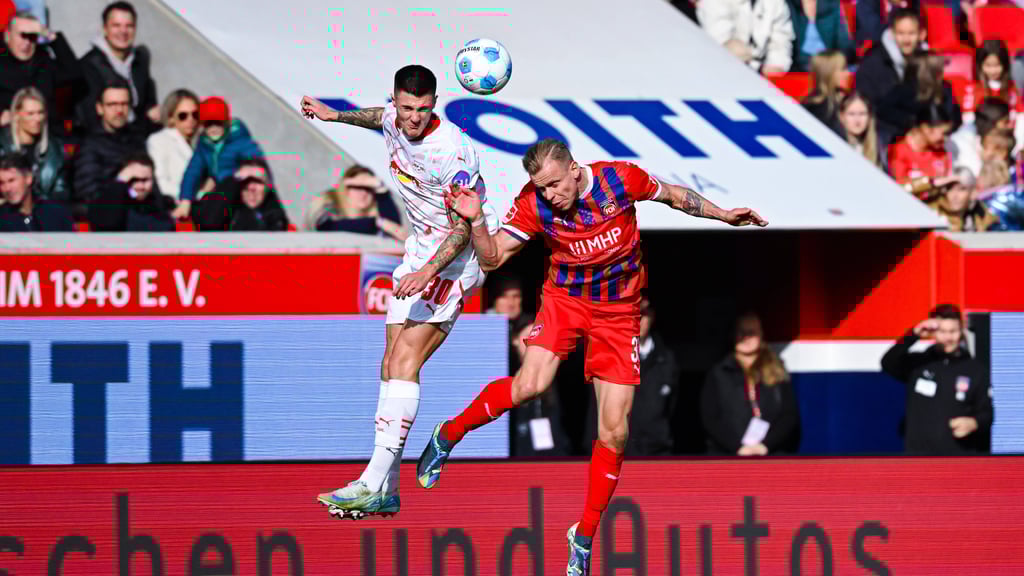 Steigt höher als der Gegner: RB-Stürmer Benjamin Sesko.