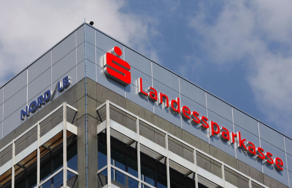 Die Gewerkschaft Verdi und die Arbeitgeber haben sich auf einen neuen Tarifabschluss für die Beschäftigten öffentlicher Banken in Deutschland geeinigt.