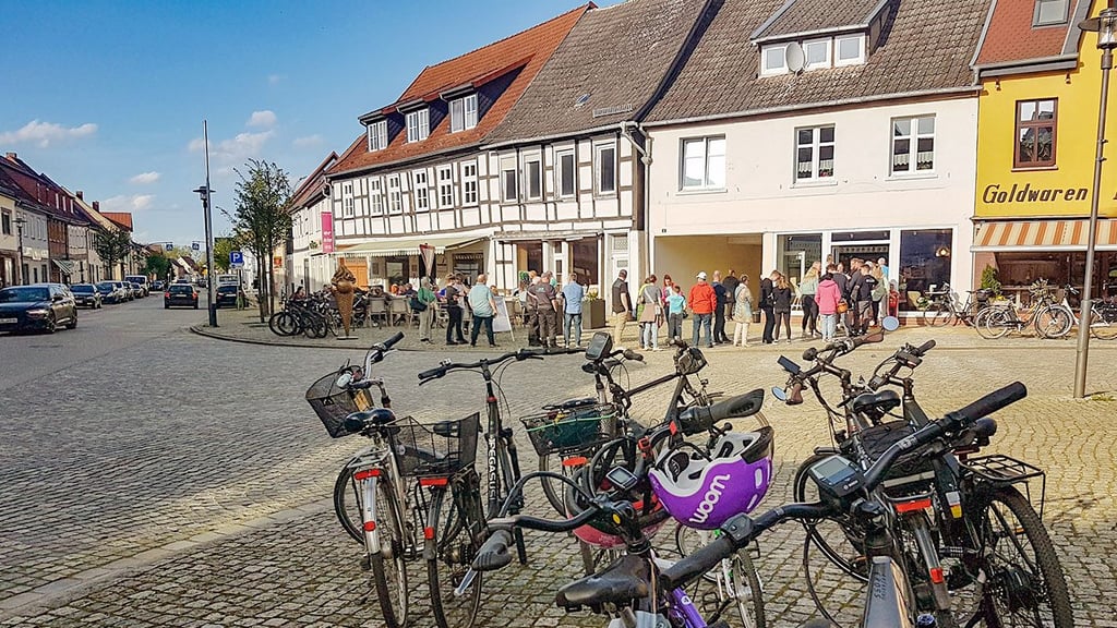 Dieses Bild entstand Anfang April, kurz nach Eröffnung des Eiscafés Guzzo in Seehausen (Altmark). Schlangen bildeten sich die Saison über immer wieder.