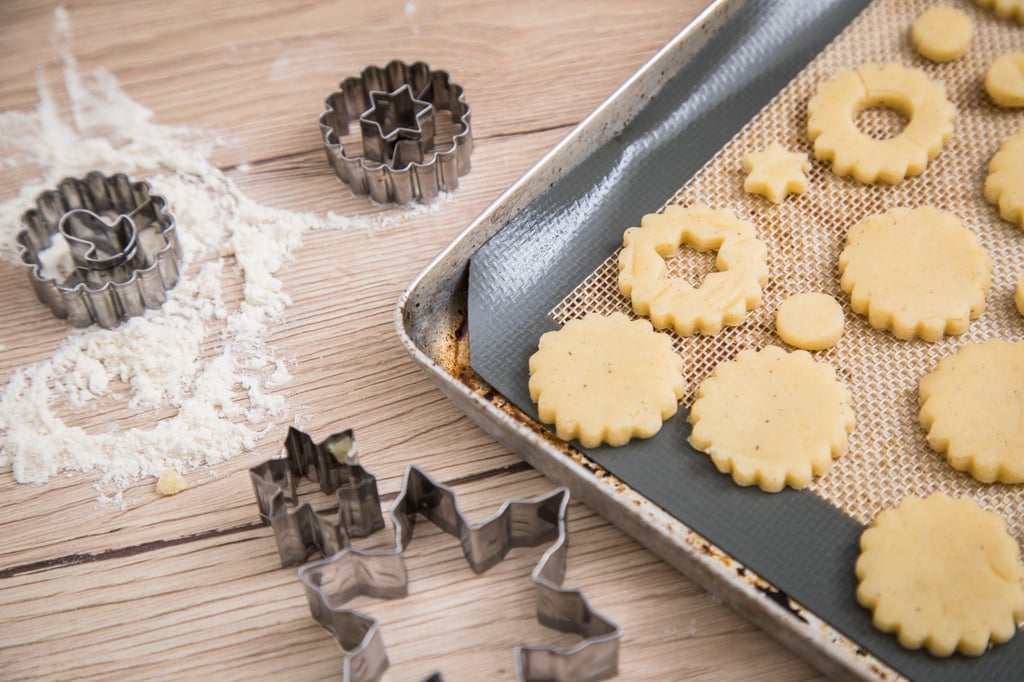 Aufgepasst in der Weihnachtsbäckerei: PFAS-haltiges Backpapier kann gesundheitsschädliche Dämpfe abgeben. Alternativen wie eingefettete Bleche sind umweltfreundlicher.