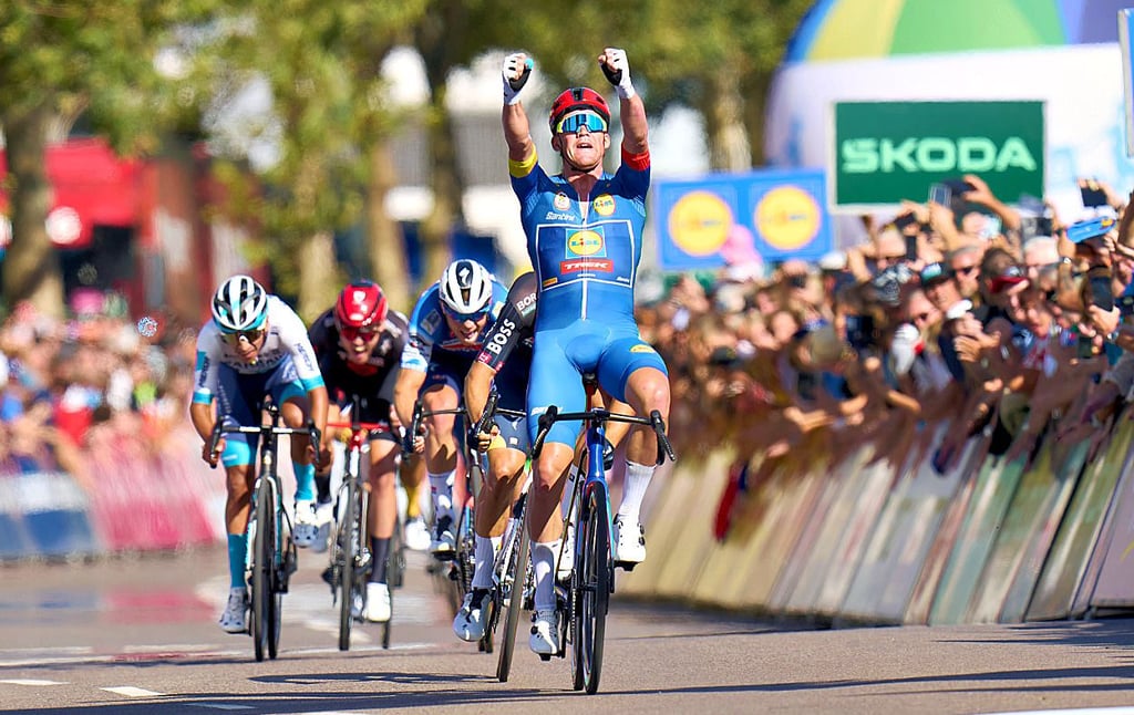 Der Däne Mads Pedersen reißt die Arme hoch. Er gewann die Deutschland-Tour 2024. Er könnte 2025 neben anderen Radprofis auch nach Magdeburg kommen.