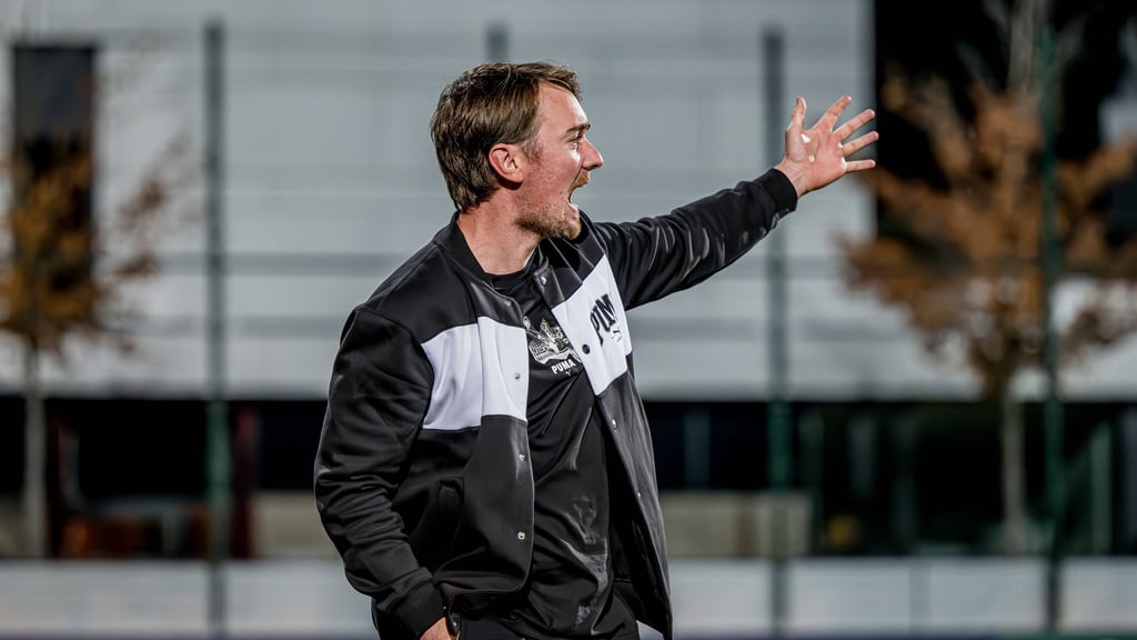 RB-Leipzig-Cheftrainer Jonas Stephan beim Spiel gegen den SV Werder Bremen.