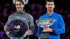 Novak Djokovic (r) will Rafael Nadal bei seinem letzten Spiel die Ehre erweisen.