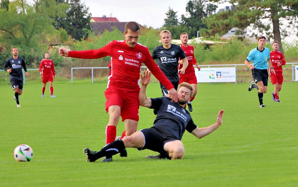 Jessen ist nicht nur bei diesem Tackling in Coswig erfolgreich. Durch den 2:1-Sieg wird die Tabellenführung erobert.