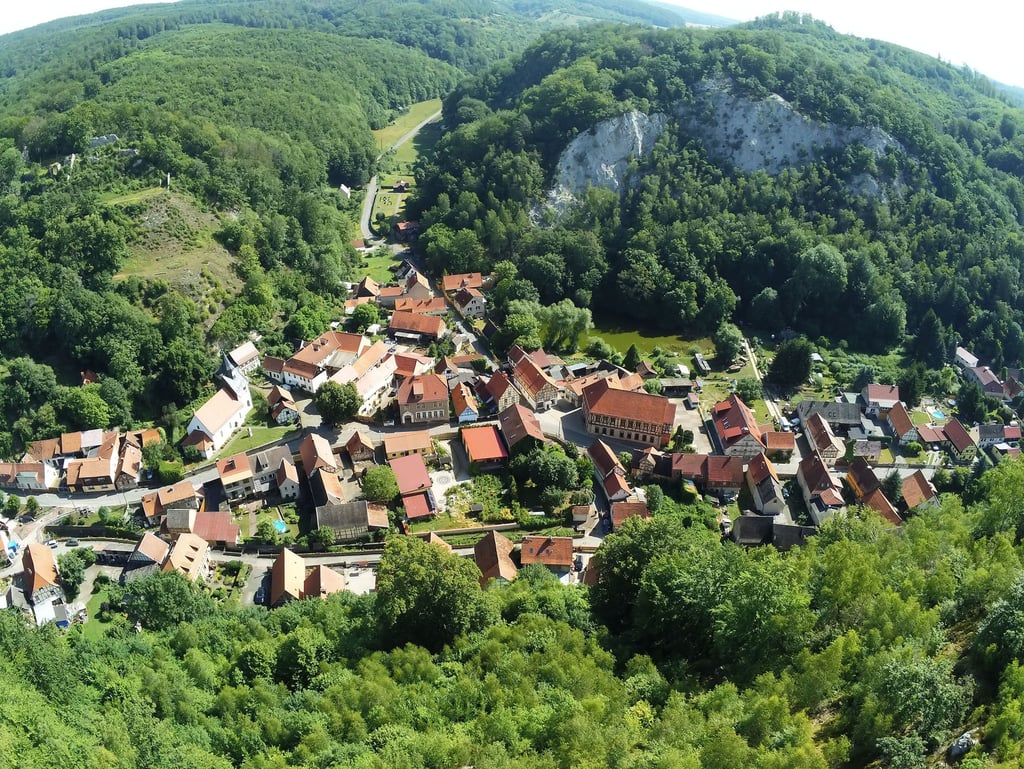 Im streng geschützten FFH-Gebiet „Buntsandstein- und Gipskarstlandschaft bei Questenberg im Südharz" - hier ein Blick auf das Dorf Questenberg - sind sieben Probebohrungen für den Gips-Abbau geplant. Doch der BUND ist strikt dagegen.