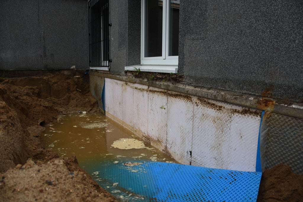 Nach nicht einmal anderthalb Metern trat beim Freilegen des Mauerwerks Wasser zutage.