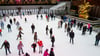 Die traditionelle Eisbahn am Rockefeller Center ist wieder offen. (Archivbild)