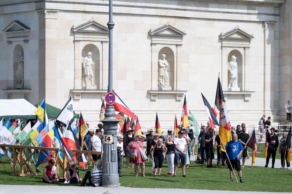 Sogenannte Reichsbürger demonstrieren auf dem Königsplatz in München. Titel der Veranstaltung ist: „Das große Treffen der Bundesstaaten, Heimath und Weltfrieden“. (Archivfoto)
