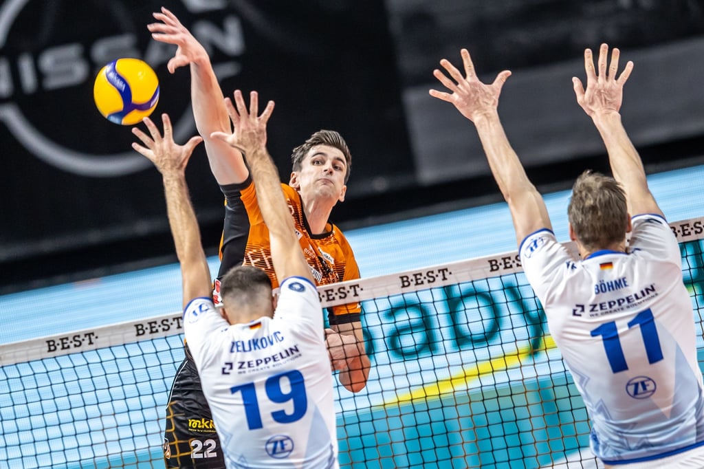 Jake Hanes gelangen für die BR Volleys im dritten Satz entscheidende Punkte.