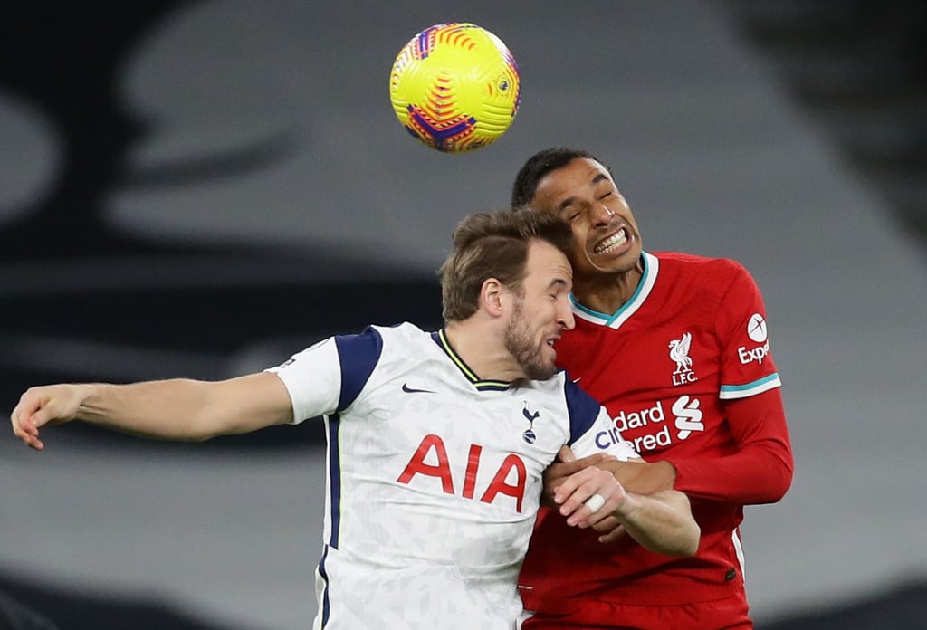 Joel Matip (r) im Zweikampf mit Harry Kane