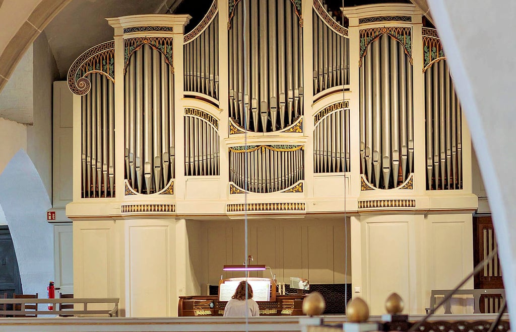 Johanna Schulze spielte ihr vorerst letztes Konzert an der Rühlmann-Orgel in der Zeitzer Michaeliskirche. Jetzt beginnt der erste Abschnitt der Sanierung. Dafür wird noch Geld gebraucht und so kann man ab fünf Euro Pate für eine Orgelpfeife werden. Über 3.000 Exemplare davon gibt es.