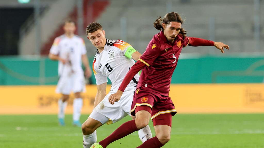 Eric Martel (l.) und Emanuel Mirchev kämpfen um den Ball.