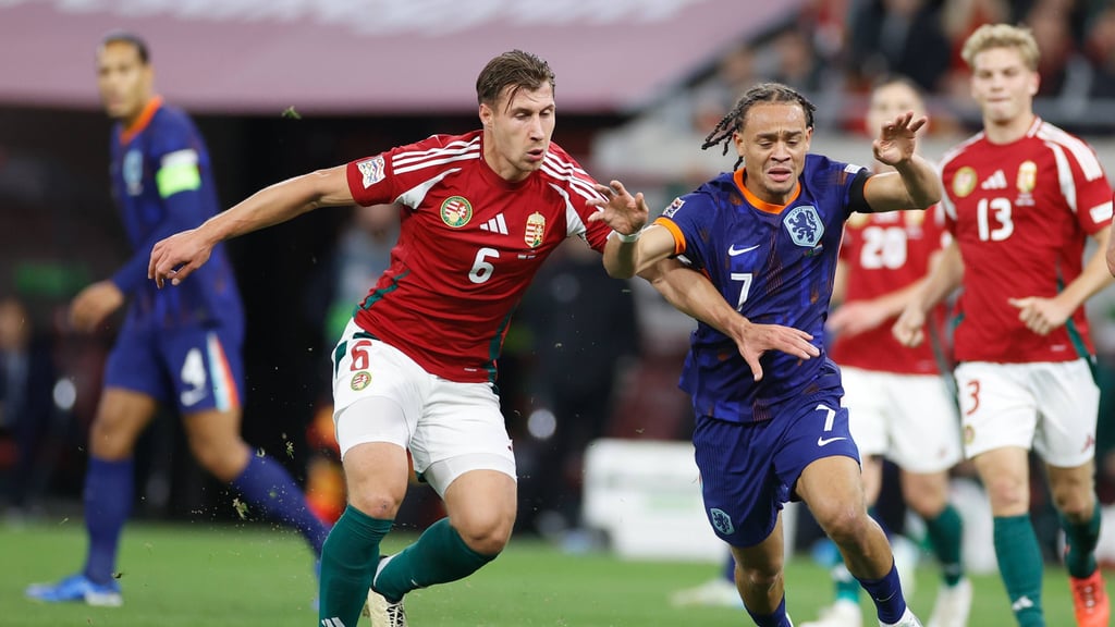 Die RB-Profis Willi Orban (l.) und Xavi Simons im Duell.