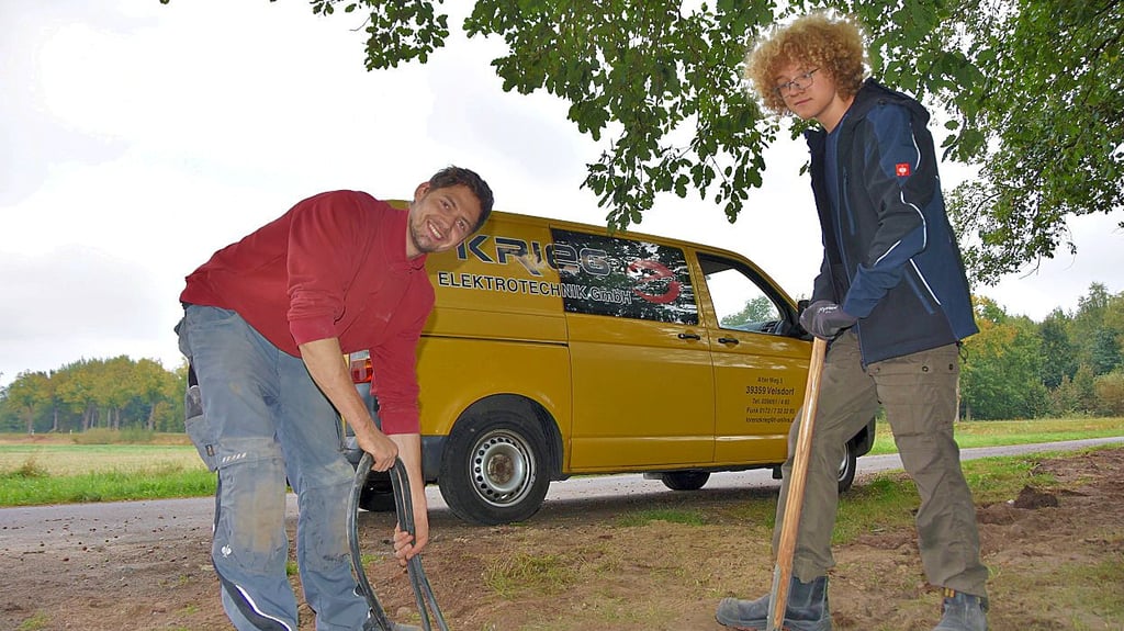 Benjamin Breitenfeld (l.), Auszubildender bei Elektrotechnik Krieg, und Praktikant Alexander Bethge erledigen Erdarbeiten für die Laternen am Grieps.
