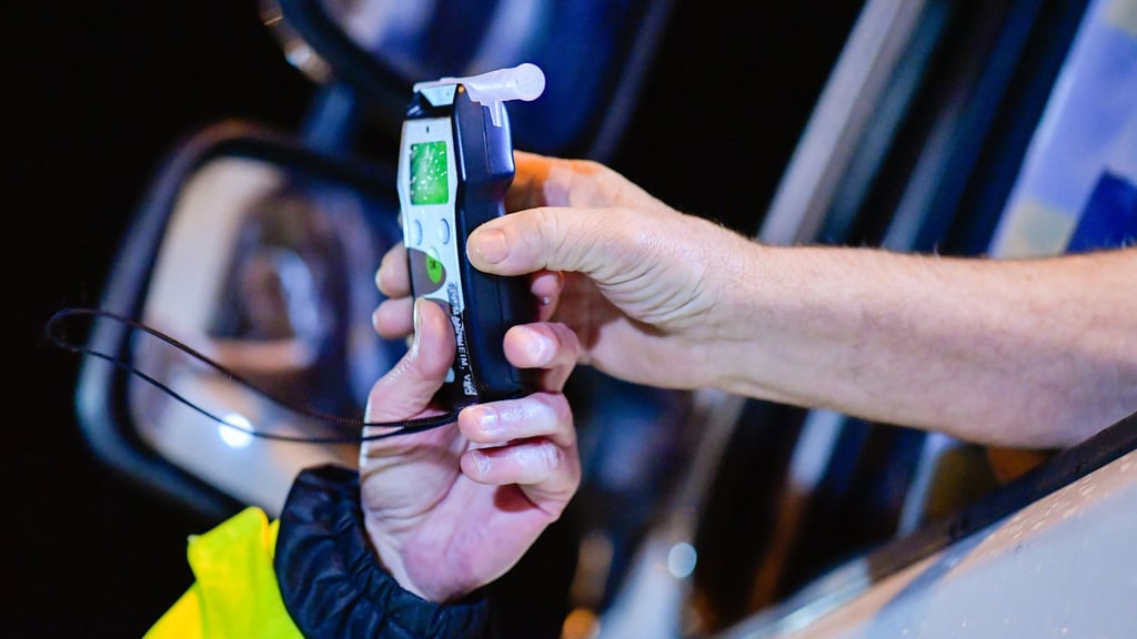 Am Donnerstagabend übersah ein betrunkener 80-Jähriger ein parkendes Auto in Möst (Landkreis Anhalt Bitterfeld).