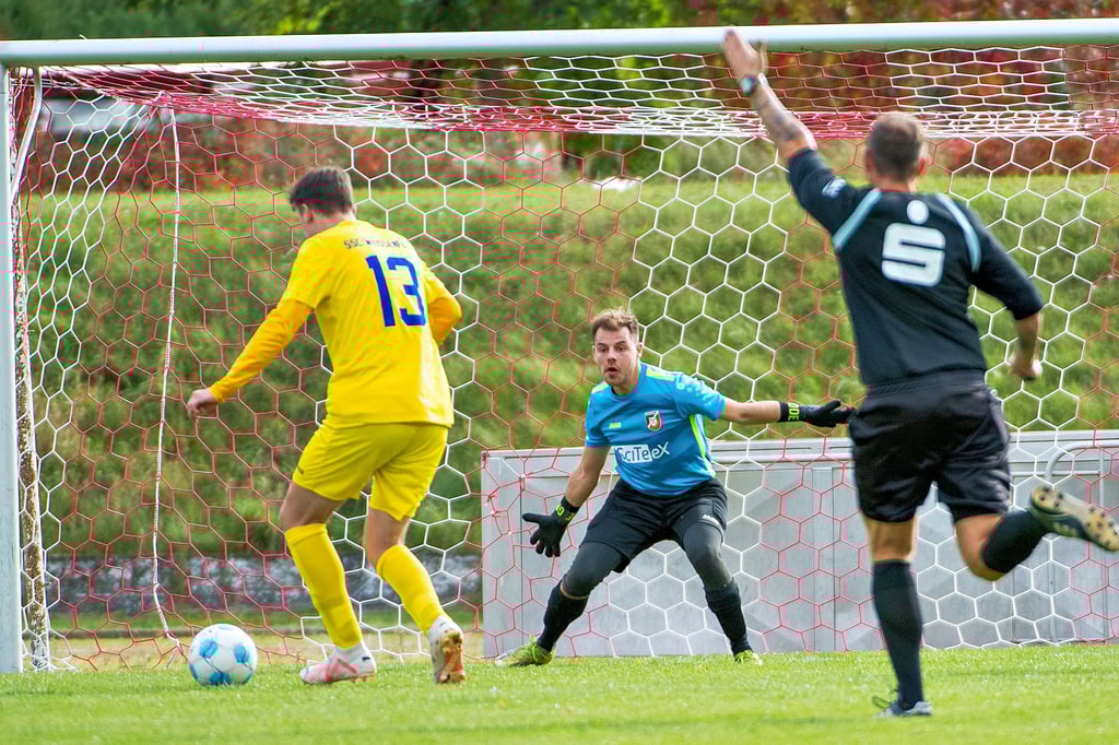 SCN-Keeper Marcel Derbek erwartet den Schuss des Weißenfelsers Tony Barnickel (l.), der zum 0:1 in diesem Landesliga-Kellerduell führt. Barnickel trifft noch ein weiteres Mal, und am Ende steht es gar 0:3.